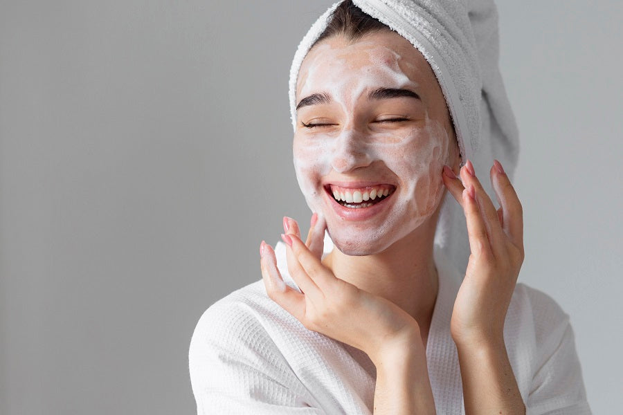 CUM SCĂPĂM DE CICATRICILE ȘI SEMNELE ROȘII PROVOCATE DE ACNEE