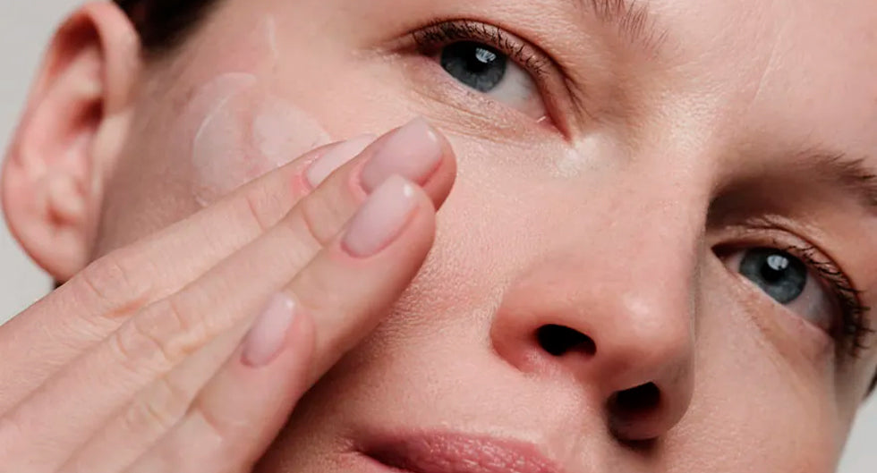 Сыворотка и крем: в чем разница и как включить эти средства в свой ежедневный уход за кожей?